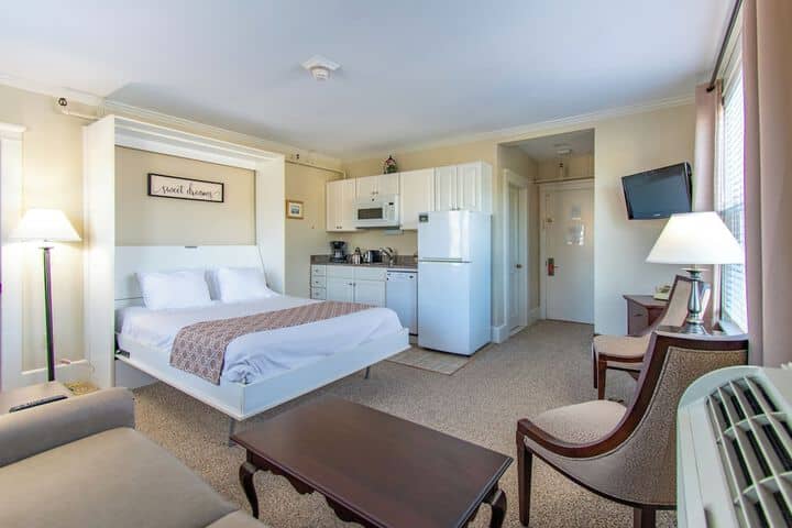 Room 4 of 43